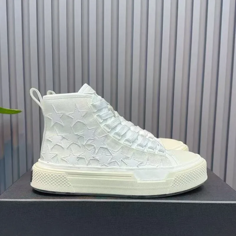 Leren hoge sneakers met dikke zolen en extra hoogte aan de binnenkant, boardschoenen, derby schoenen, paar zwart-witte canvas schoenen