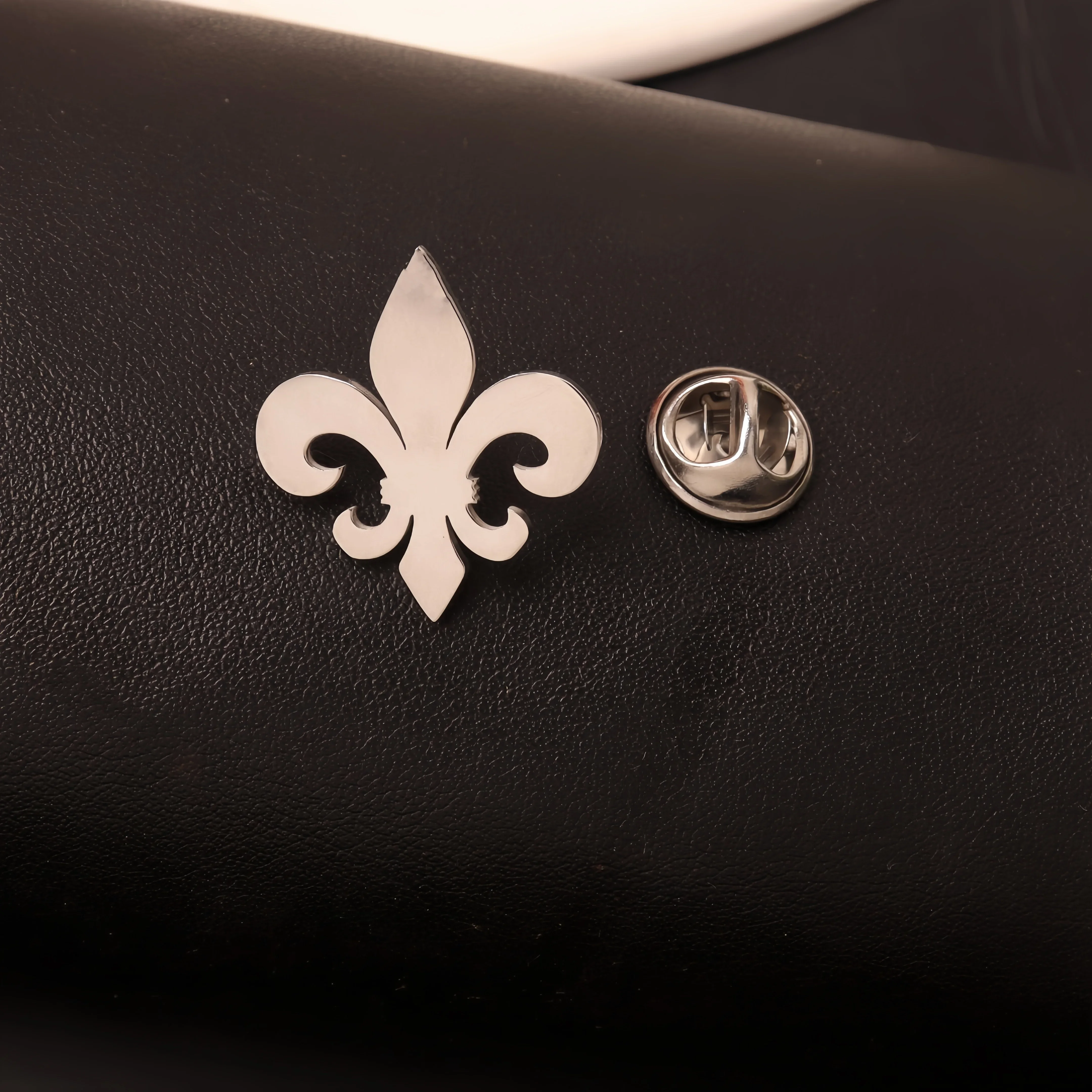 Stainless Steel Fleur De Lis Brooch Flower Lily Saint Nicholas Lotus Catholic Royalty Clothes Badge for Accessories Pins for G