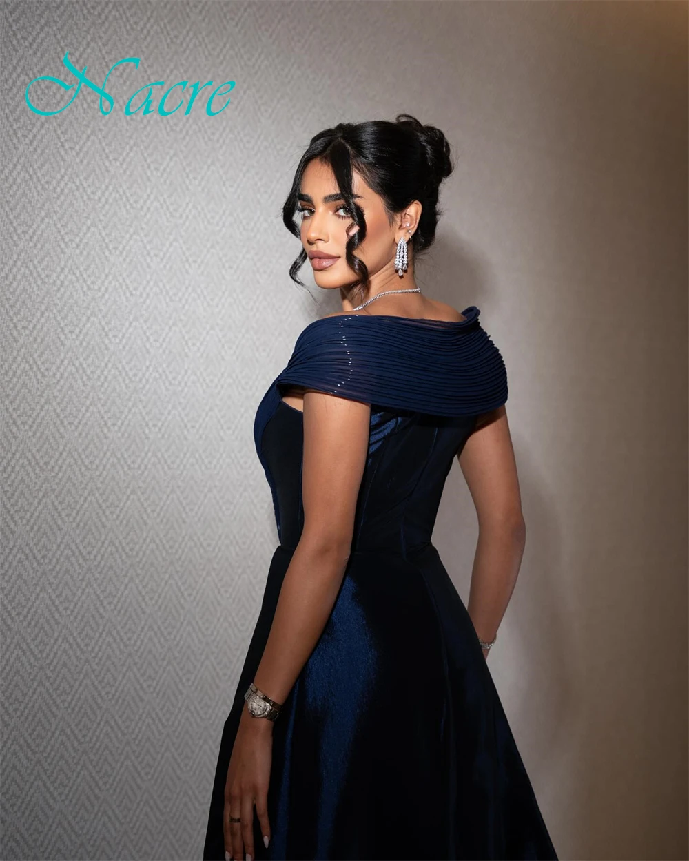 فستان سهرة رائع مخصص برقبة قارب من الساتان الرقيق للحفلات الراقصة فساتين فاخرة قبالة الكتف للمناسبات الخاصة