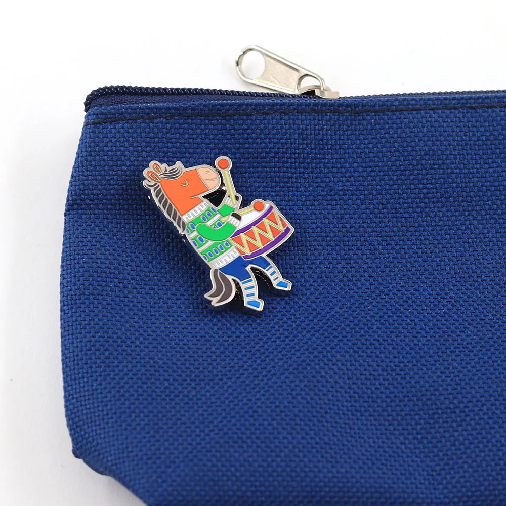 Niedliche Pferd-Schlagzeuger-Emaille-Pins Kreative Musikalische Pony-Broschen mit Trommel Lustige Cartoon-Tier-Abzeichen Rucksack-Anstecknadel Schmuck Geschenk – Detail 3