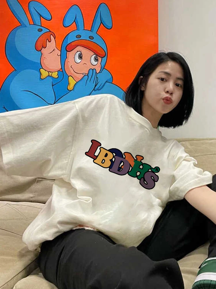 เสื้อยืดผู้หญิงพิมพ์ลายกราฟิกตัวอักษรดีไซน์เฉพาะช่วงฤดูร้อนเสื้อฮาราจูกุแฟชั่นสตรีทแวร์แขนลำลองขาสั้นอเนกประสงค์