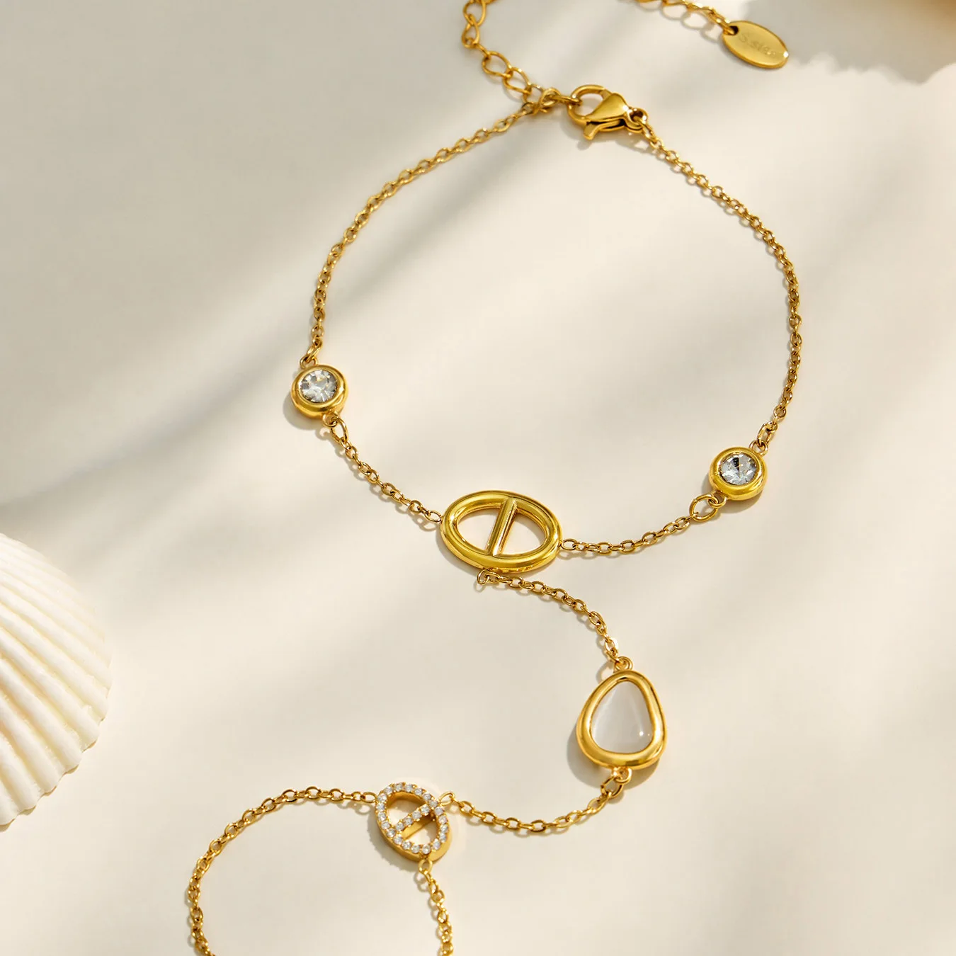 Zierliches Handkettenarmband für Damen, Edelstahl-Handkettenarmbänder, 18k vergoldetes Armband, rundes Zirkon-Charm-Armband – Detail 11