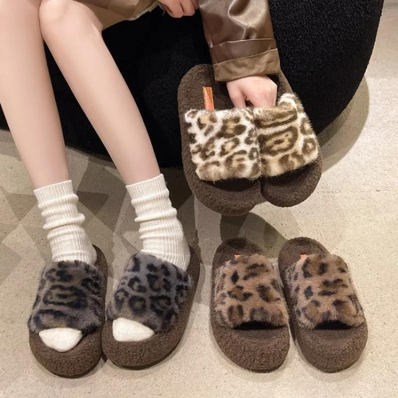 Damen Leopardenmuster Plüsch-Plattform-Slipper, Dicke Sohle Offene Zehen Plüsch-Slipper für drinnen und draußen im Winter.