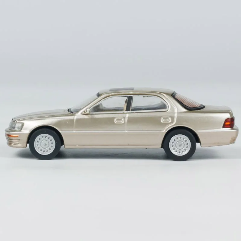 다이캐스트 오리지널 1:64 스케일 Lexus LS400 시뮬레이션 합금 자동차 모델 정적 디스플레이 소장 장난감 선물 기념품 장식