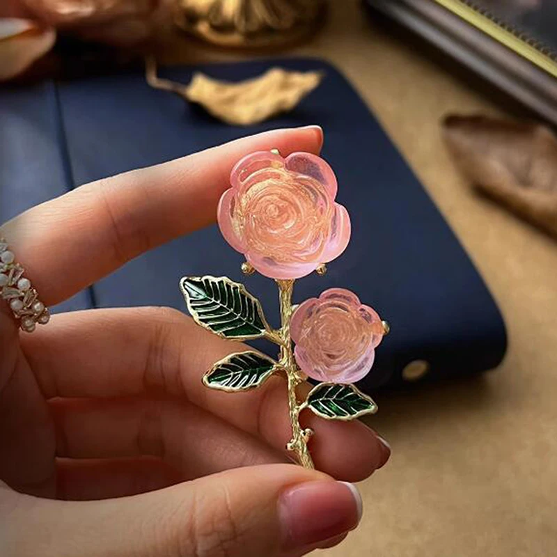 Retro Rose Flower Brooch For Women Green Leaves Ice Crystal Pink Flower Corsage Pins Elegant Clothing Jewelry Accessories Gift