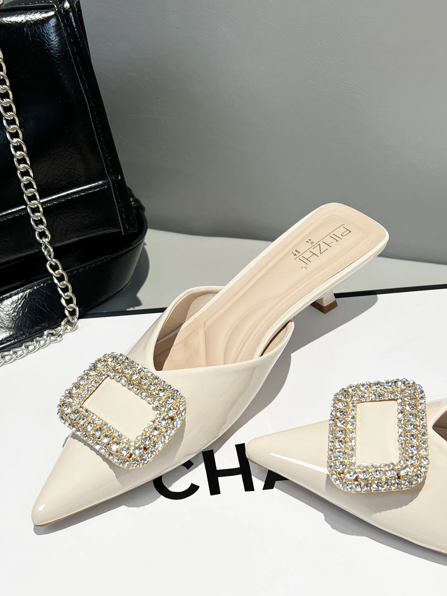 Pointed Toe Rhinestone Head Half Slippers Women Summer Outdoor Wear with Skirts High-End Mules 2026 New Style French Style Ul...