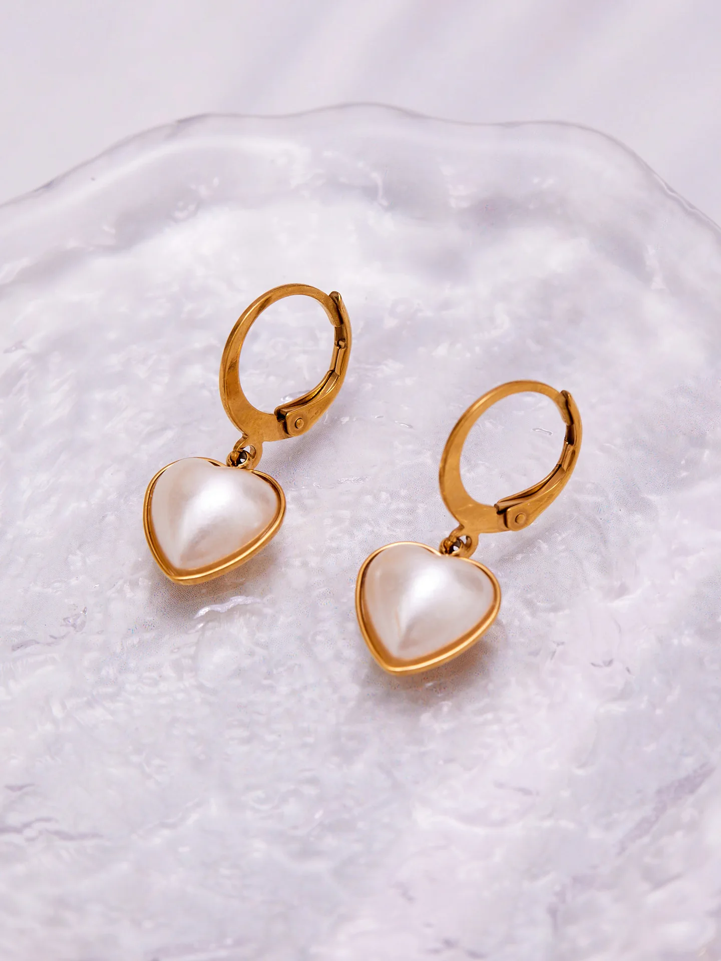 Niche design heart-shaped shell bead earrings, simple and light luxury, fashionable, versatile, stylish and personalized drop ea