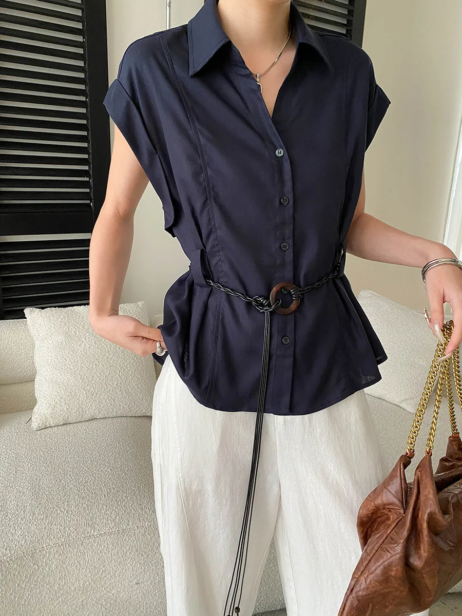 Sommerliches Damen-Freizeithemd mit einfarbigem Kragen, tailliertem Schnitt und schlank machendem, kurzärmeligem Design. – Detail 17
