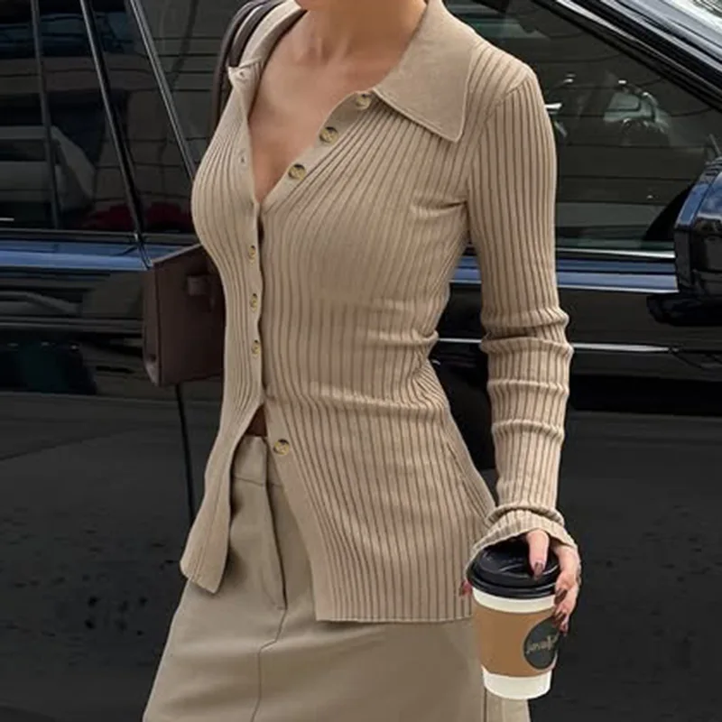 سترة نسائية للخريف والشتاء ذات ياقة بسيطة - لون سادة وأزرار سفلية بقصة ضيقة وحاشية مقسمة، ملابس تريكو عصرية أنيقة غير رسمية