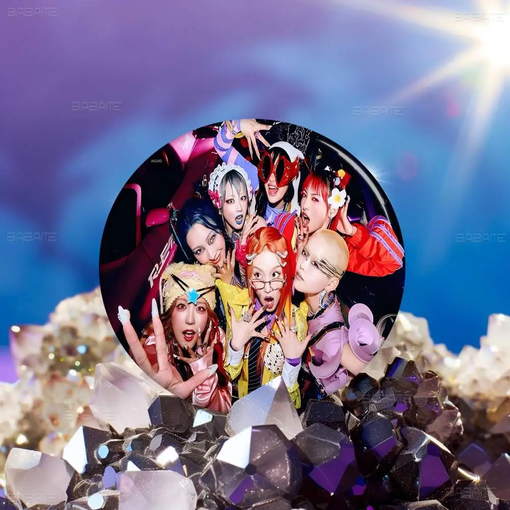 Kpop XG Group 32/44/58 مللي متر دبابيس كرتونية مستديرة دبابيس يدوية لحقيبة الظهر مجوهرات اكسسوارات هدايا شارة إبداعية