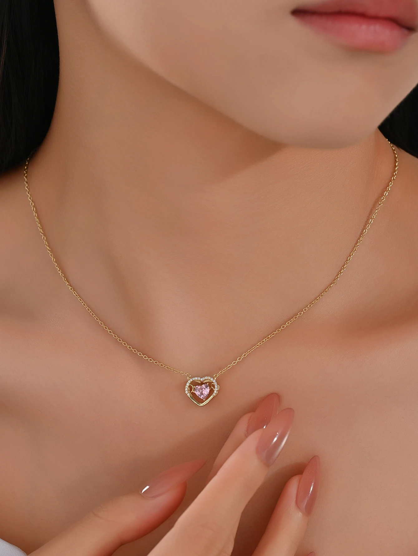 لدي Uou في قلبي. 925 فضة مطعمة بتصميم مجوف من الزركون الوردي على شكل قلب، هدية عطلة حلوة وأنيقة