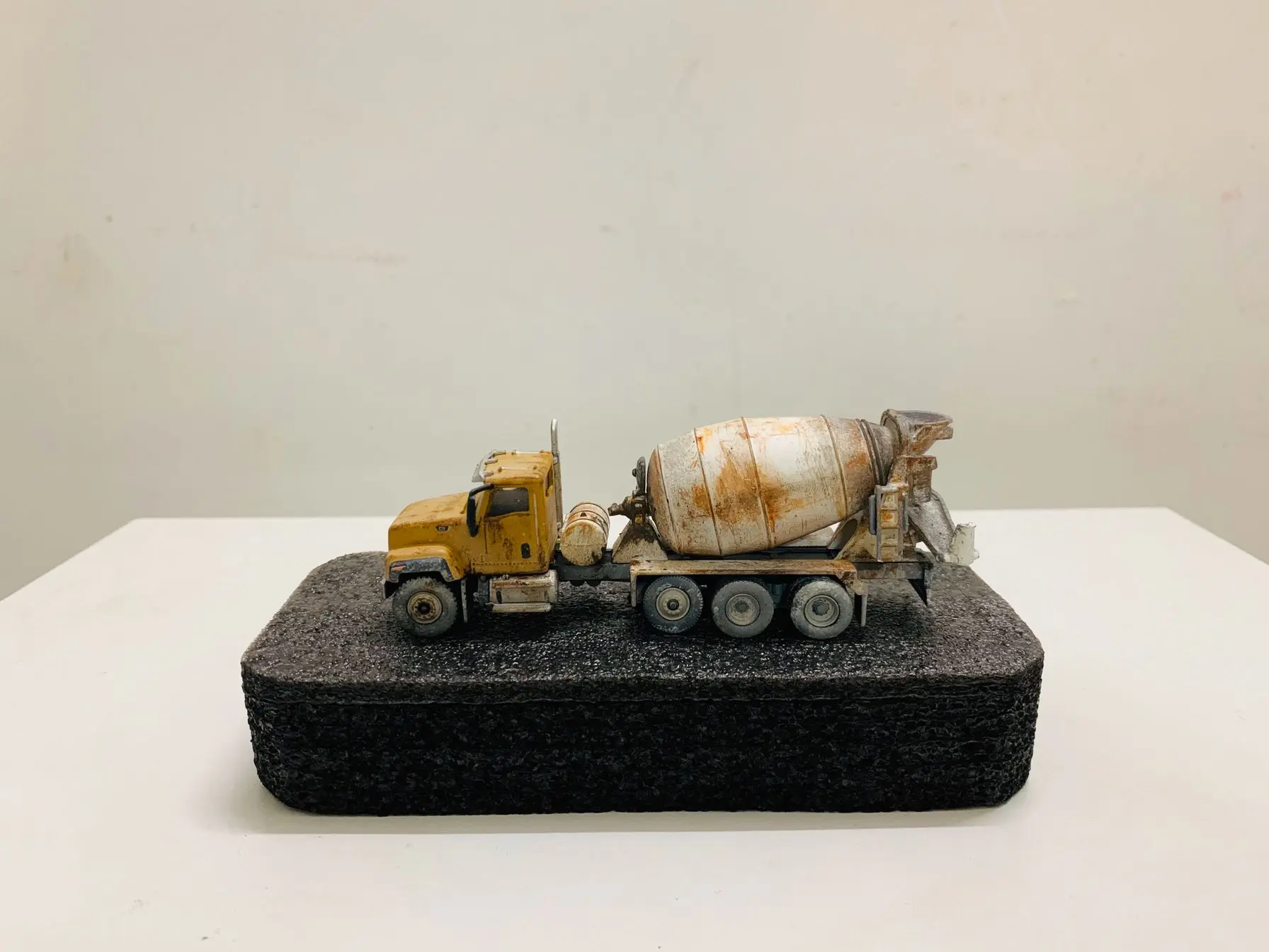 

CT681 Concrete Mixer Muddy Edition 1:87 HO Scale By Diecast Masters DM85512 New in Box