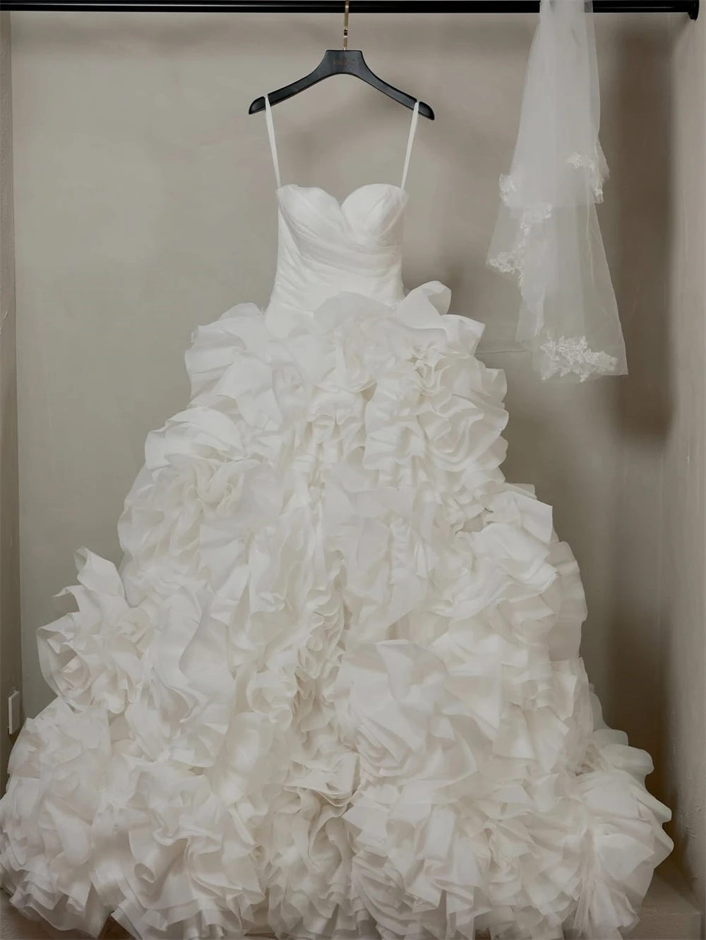 

Customized White Organza Wedding Dresses Modern Style Sweetheart Spaghetti Straps A-Line Evening Dress Sweep Train Bridal Gowns