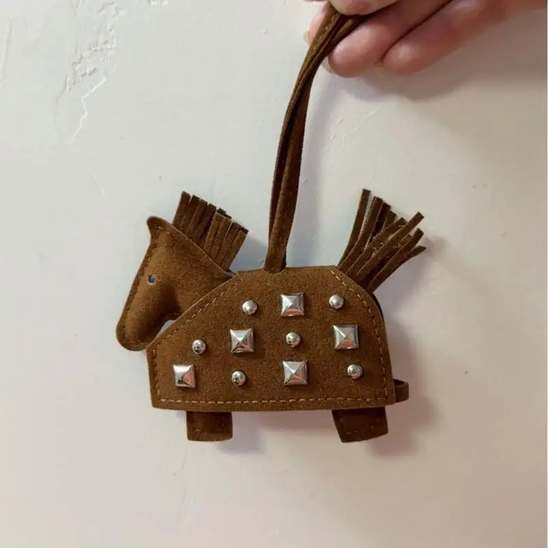 Nueva Oferta: Accesorio de Moda para Bolso, Colgante de Potro de Cuero PU Cosido a Mano con Remaches Plateados