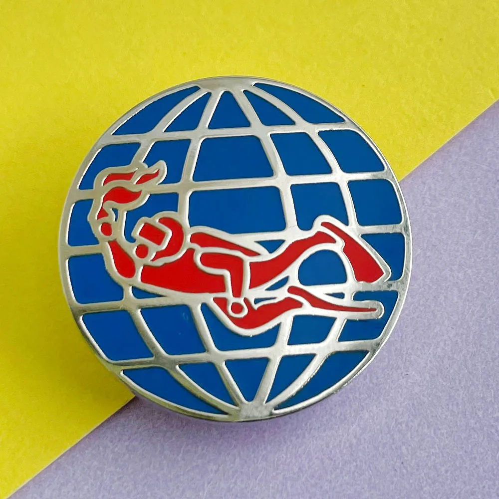 Pin esmaltado con logotipo de PADI, Pin de solapa de buzo Global, insignia de tierra azul de buzo rojo, accesorios para mochila temática de buceo