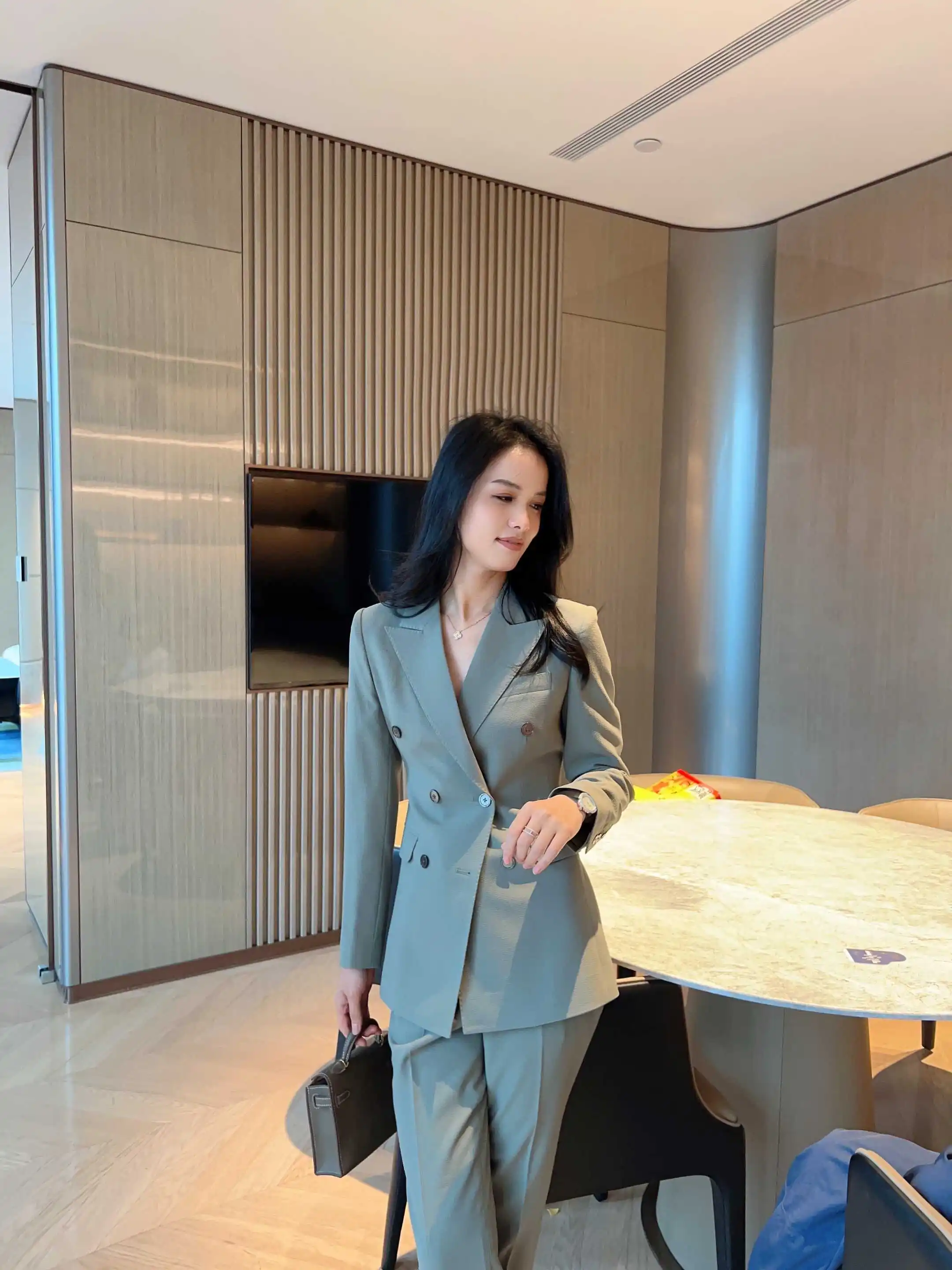 

Летний женский деловой костюм из ткани Mood Bubble: приталенный комплект в западном стиле с брюками 7/8