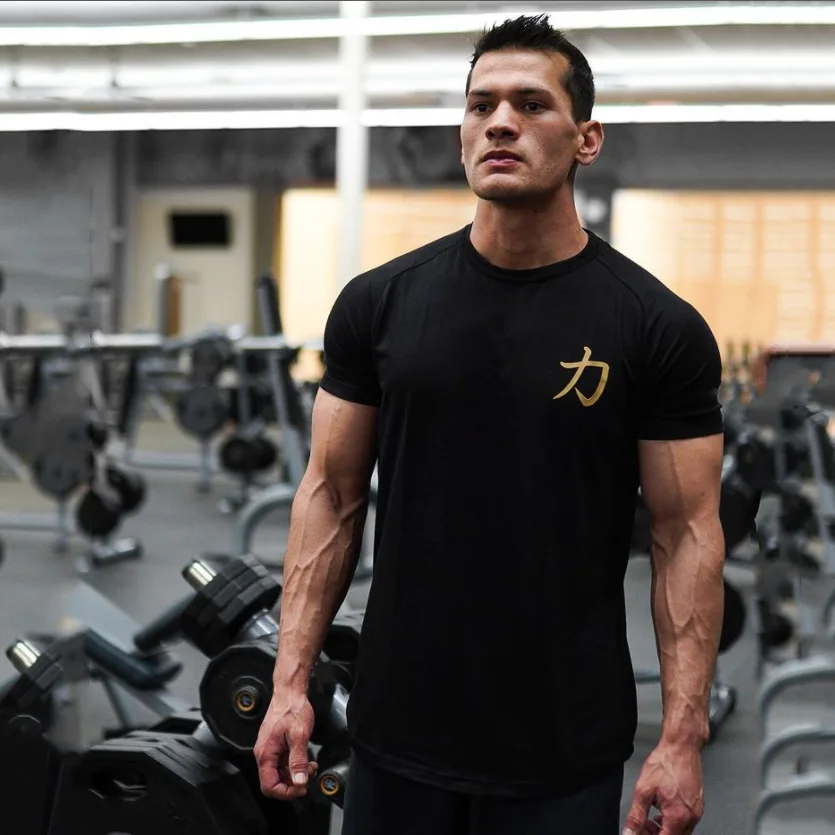Koszulka z krótkim rękawem zaokrąglona krawędź kulturystyka Slim dopasowane koszule dla mężczyzn trening Fitness koszulka podkreślająca mięśnie