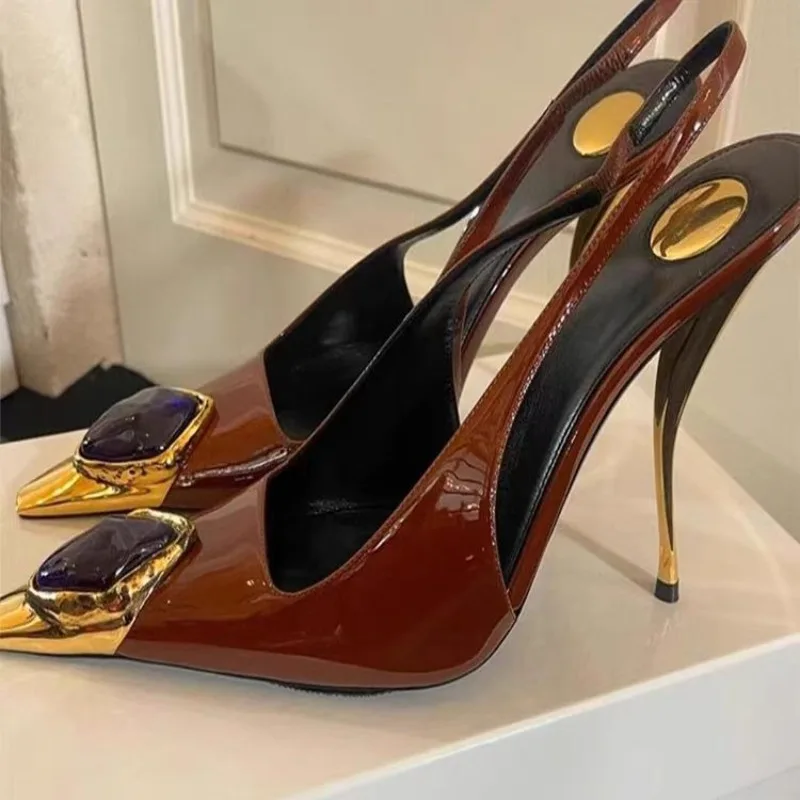 Sandali da donna eleganti retrò con punta a punta e bocca bassa, con pietre preziose, con tacco alto, nuovi sandali con tacco con cinturino in pelle verniciata in metallo