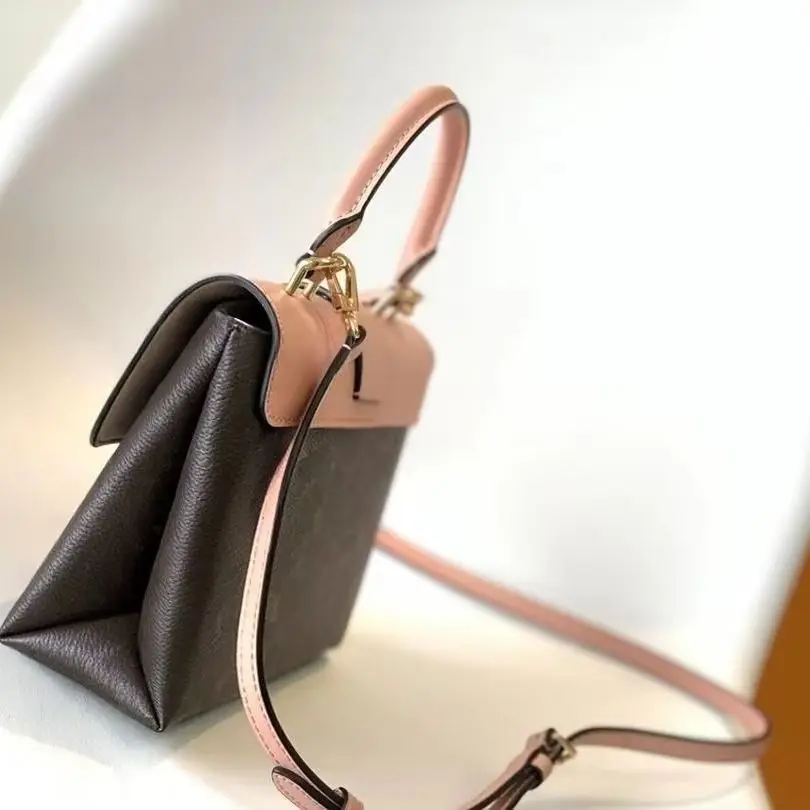 

Small color-block crossbody bag, made with shiny and pebbled leather, with an adjustable pink leather shoulder strap.