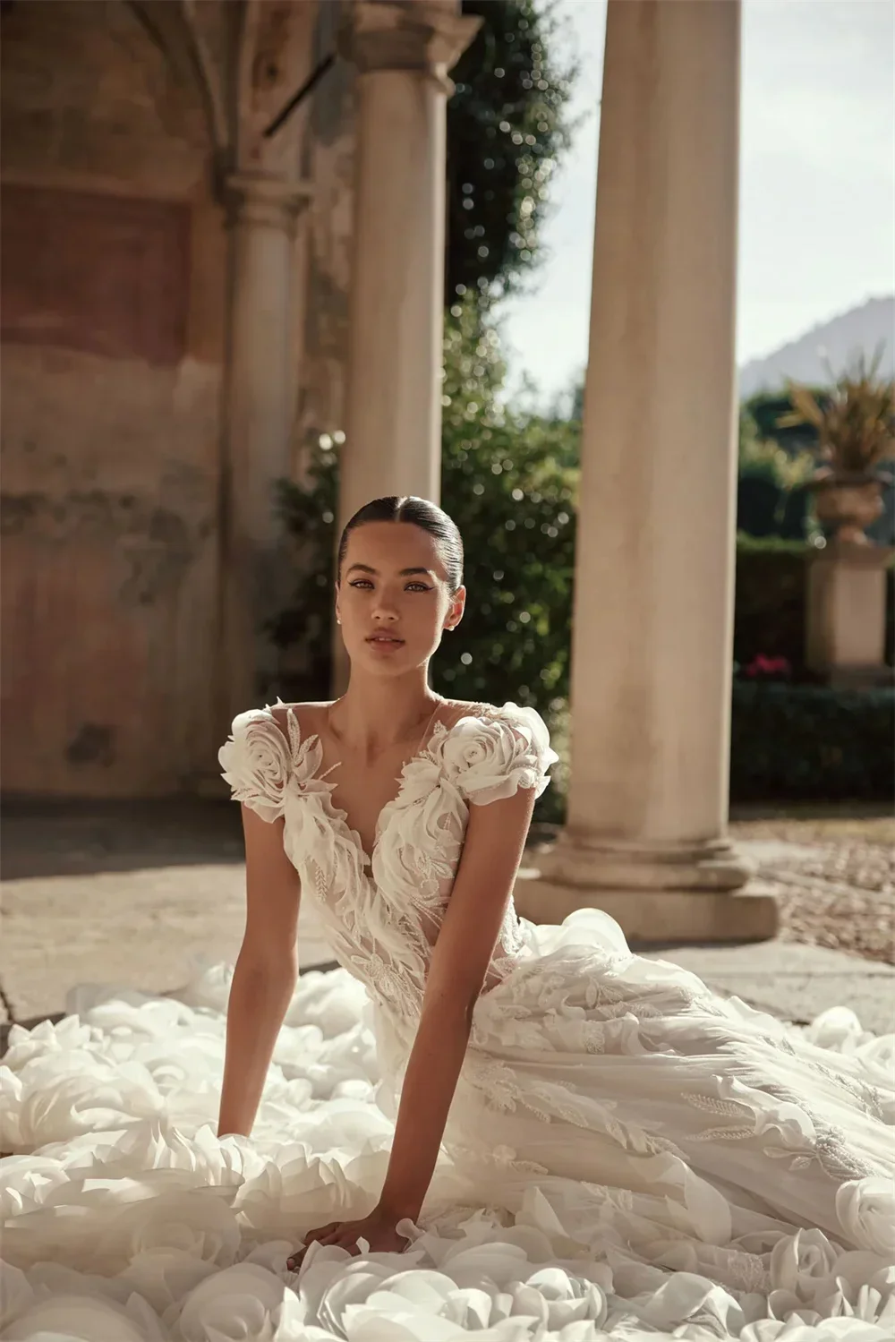 Robe de Rhformelle Arabie saoudite, épaules dénudées, jupes longueur au sol, tulle drapé, dentelle Alençon, appliques de plumes, sur mesure Weddi