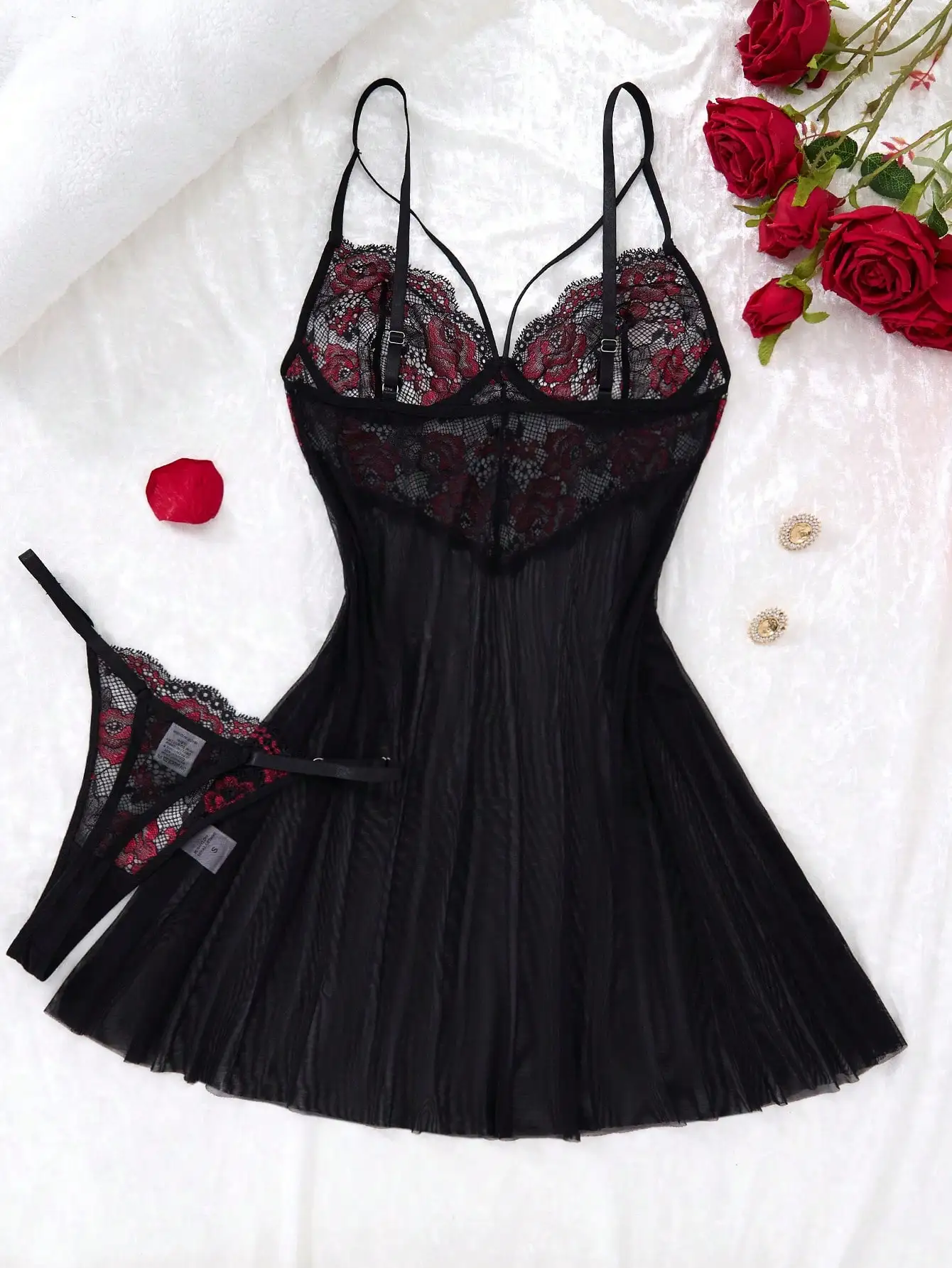 Vestido de Renda Transparente Preto com Bordado de Rosa Vermelha e Conjunto de Tanga Correspondente