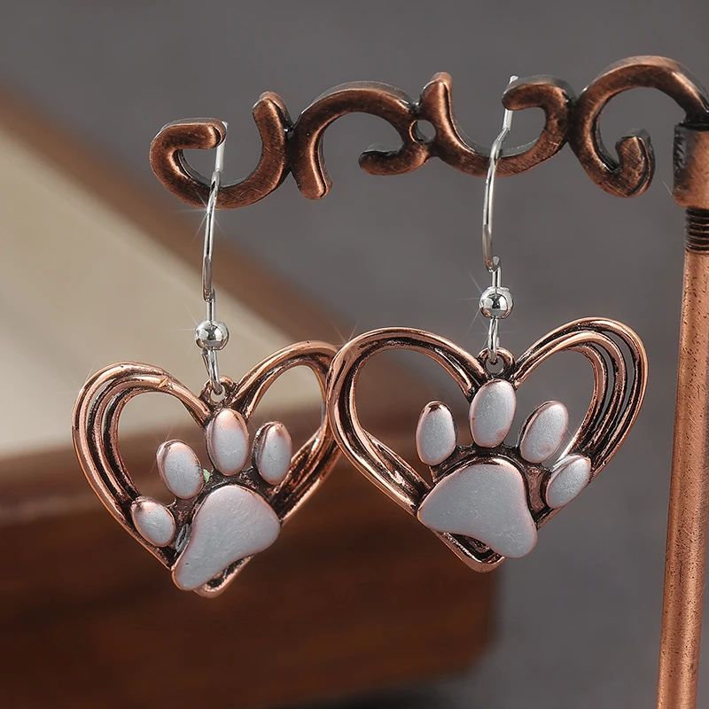 Kreative, niedliche Hunde-Fußabdruck-Ohrringe mit Herz-Design, trendiger zweifarbiger Schmuck, süße, alltägliche, hübsche Hunde-Ohrringe für Frauen.