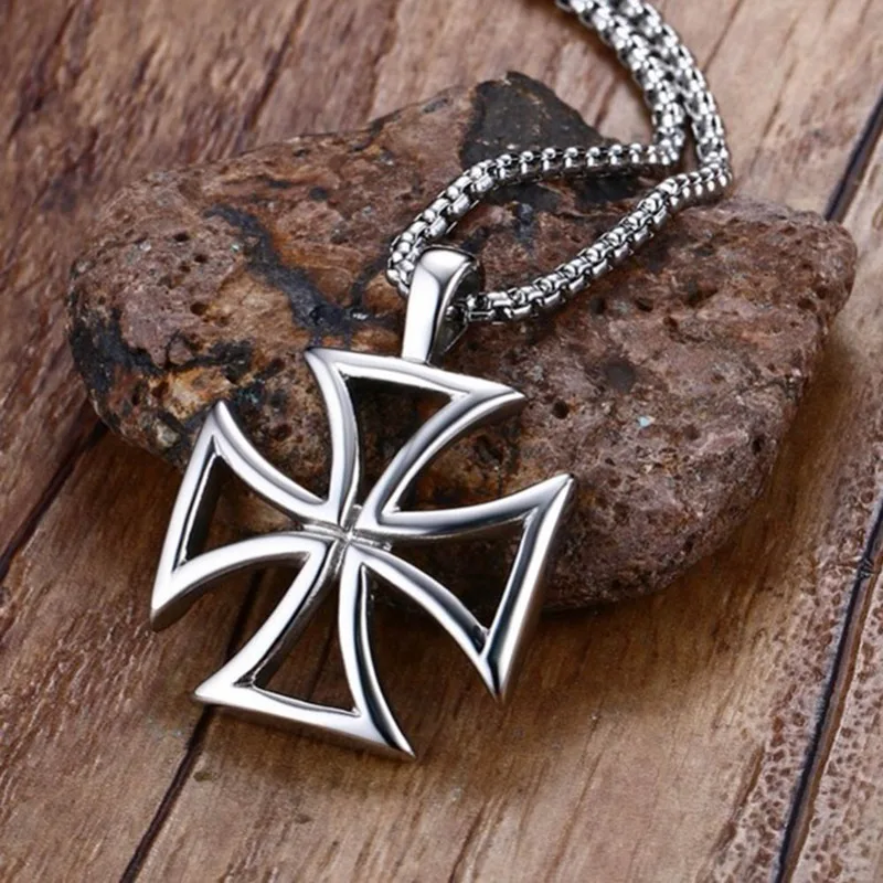 Venta caliente collar con colgante de cruz hueca Malta Iron moda street punk