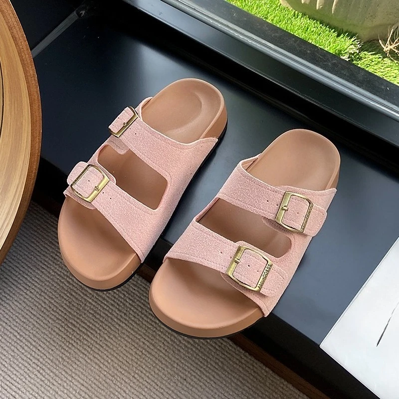 

Новые летние модные шлепанцы на плоской подошве с круглым носком и открытым носком, замшевые противоскользящие износостойкие тапочки с металлической пряжкой