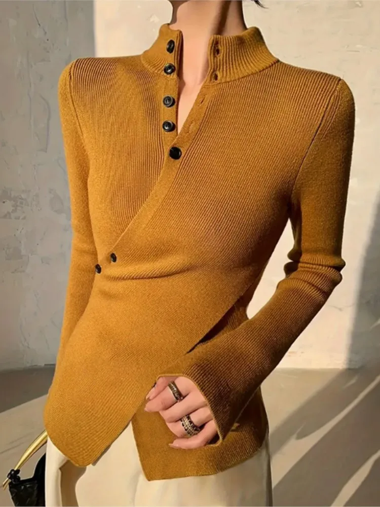 قميص نسائي محبوك ذو مظهر جديد للتخسيس بلون سادة وياقة واقفة وزر متقاطع غير متماثل