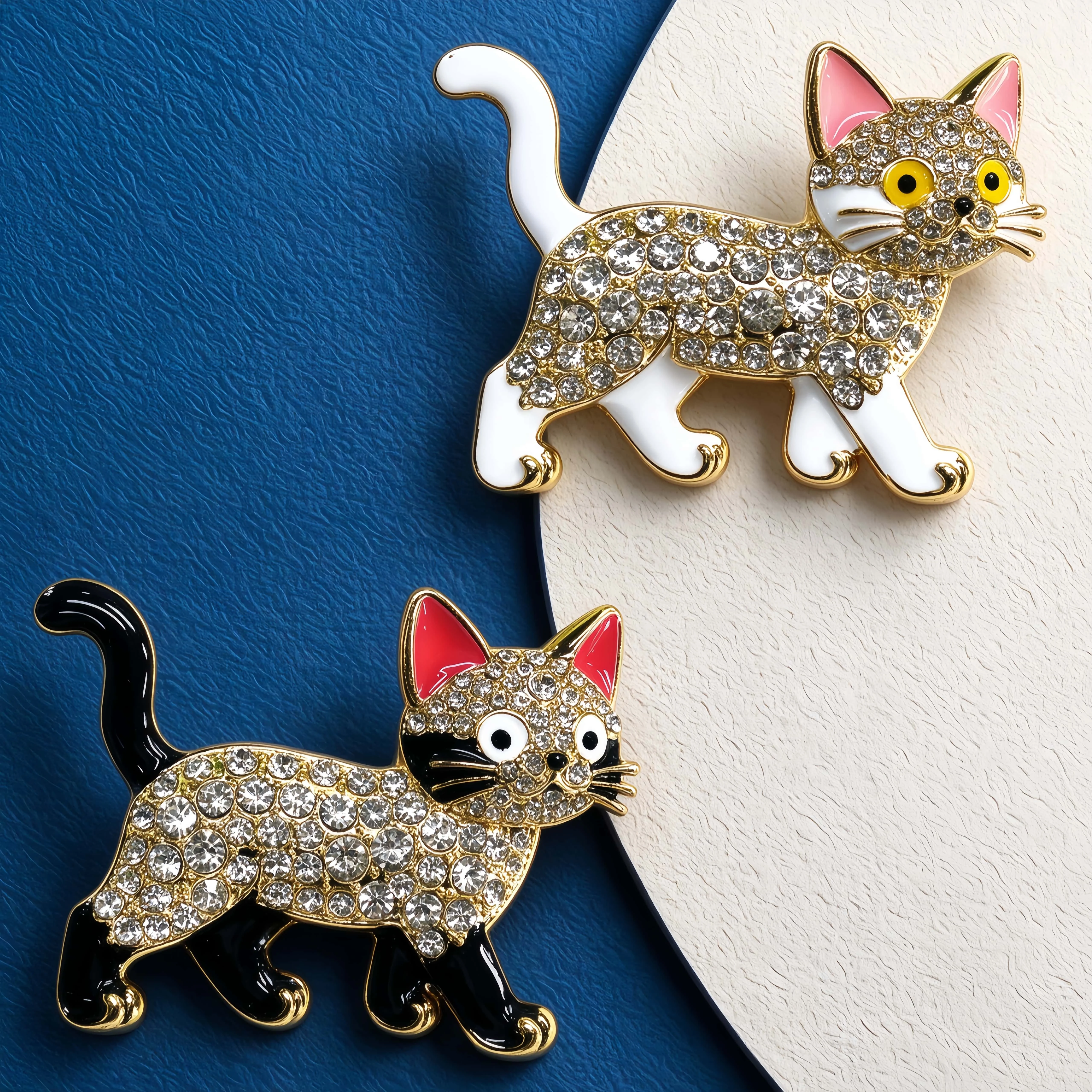 Essh&Pule Walking Cat Brooch for Women Cute Enamel Rhinestone Animal Pin Vintage Coat Lapel Jewelry Party Birthday Holiday Gift