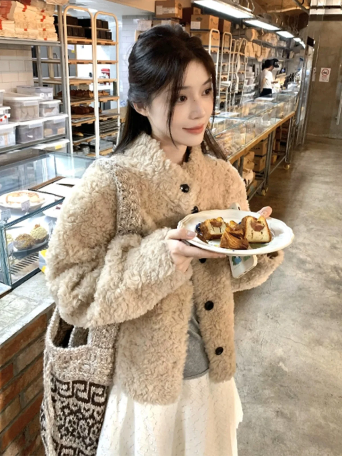Lambskin Short Eco-friendly Nice Short winter   fur coat for Women, 2025 new style, High-end and thickened fur coat