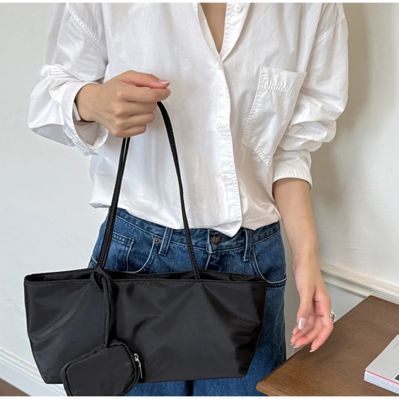 Minimalistische Nylon-Umhängetasche mit passender Handtasche, leichte, vielseitige Damen-Unterarmtasche, einfarbige Alltagstasche – Detail 15