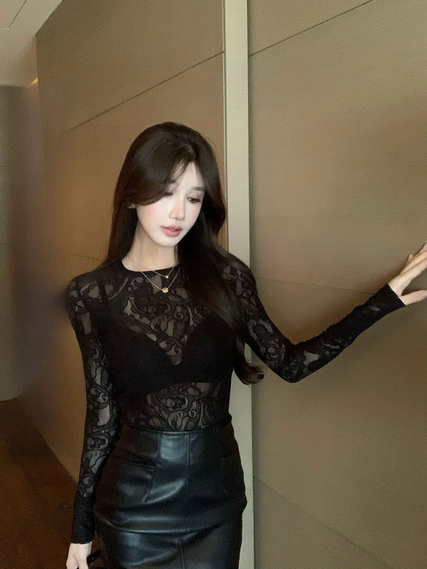 

Женская тонкая футболка Yuyuel Black Lace Slim Fit с круглым вырезом, весенняя, в корейском стиле, стандартный размер, трикотажная, с эффектом утонченности и индивидуальности.