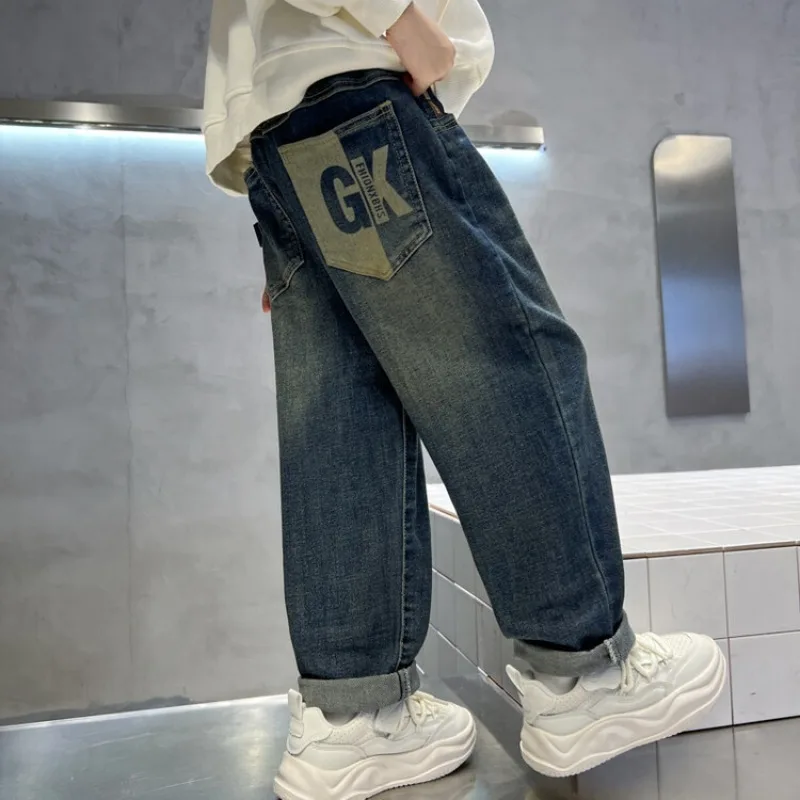 Jeans für Teenager und Jungen, UNITIM, Herbstkollektion, Kinder-Jeans mit Buchstabenmuster und Taschen, lässige Jeans mit elastischem Bund, für Jungen von 2 bis 12 Jahren, gerade geschnittene Hose. – Detail 4