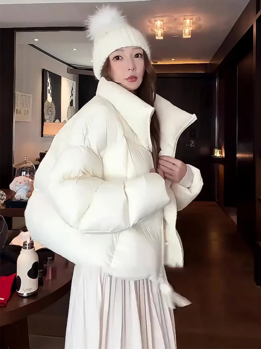 معطف شتوي نسائي منفوخ أبيض اللون بياقة عالية وأكمام منتفخة دافئة وطويلة غير رسمية