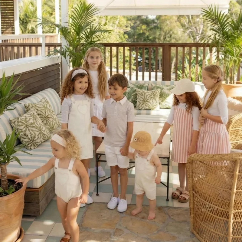 Коллекция белой джинсовой одежды AP SS26 для детей: хлопковые джинсы, джинсовые комбинезоны, юбки, рубашки, семейная одежда в едином стиле для девочек и мальчиков.