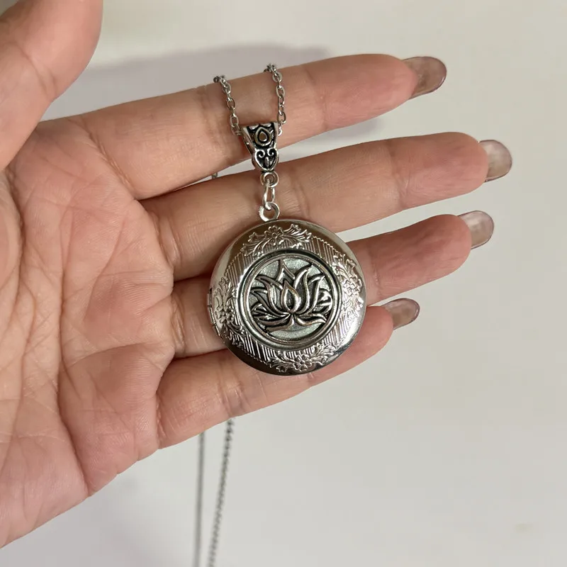 Kreative Retro Silberfarbene Lotusblumen-Relief Runde Fotobox Anhänger Halskette für Damen Mode Edelstahl Schmuck