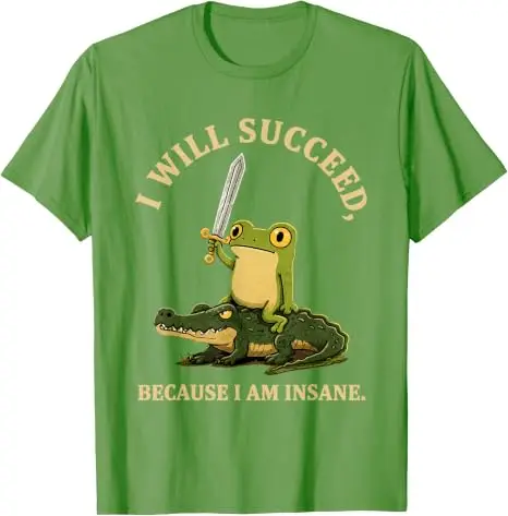 Ich werde Erfolg haben, weil ich verrückt bin. Lustiges T-Shirt mit Frosch auf Krokodil. Y2k Frosch reitet auf Krokodil. Ästhetische Kleidung. Humorvolles Spruch-T-Shirt. – Detail 10