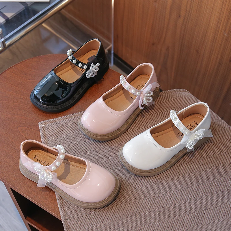 

Детская модная обувь, черные глянцевые повседневные кожаные туфли для девочек, стиль принцессы, осень 2023, новые детские туфли на плоской подошве с круглым носком, мягкие