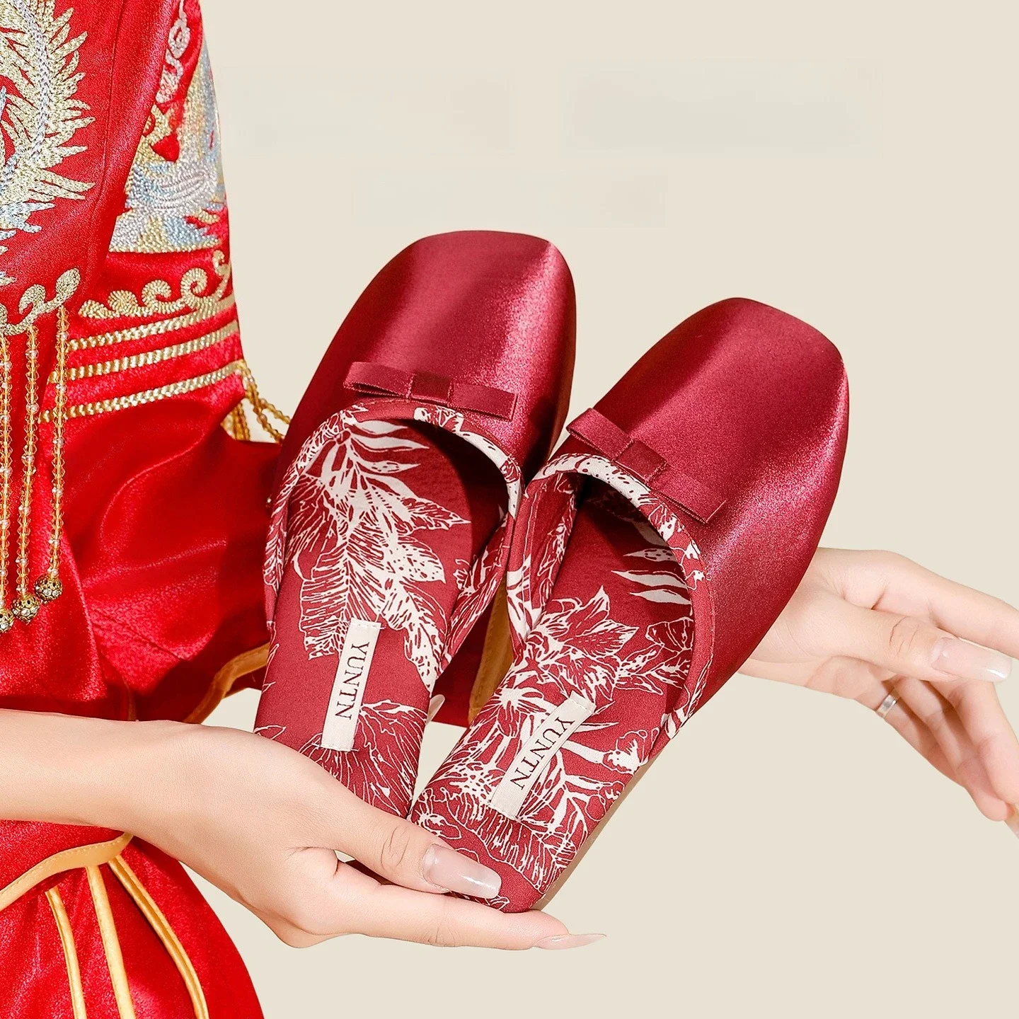 

High - end Pearlescent Satin New Chinese Style Red Wedding Slippers for Bride's Dowry Unisex for Men and Women All - Season Wear