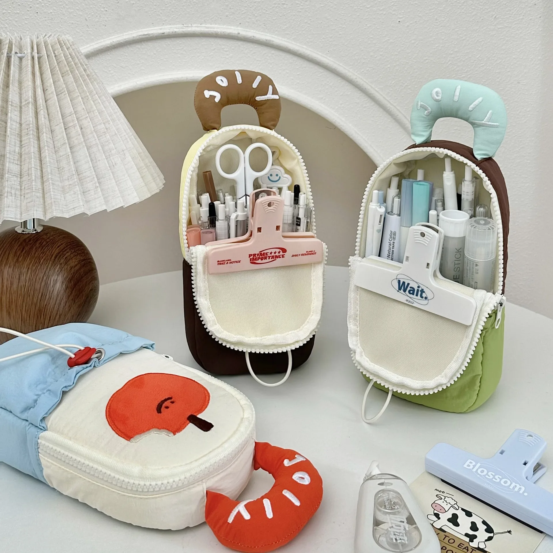 Astuccio per matite estetico di grande capacità Cartoon Ins per studenti delle scuole superiori Organizzatore di cancelleria portatile in piedi