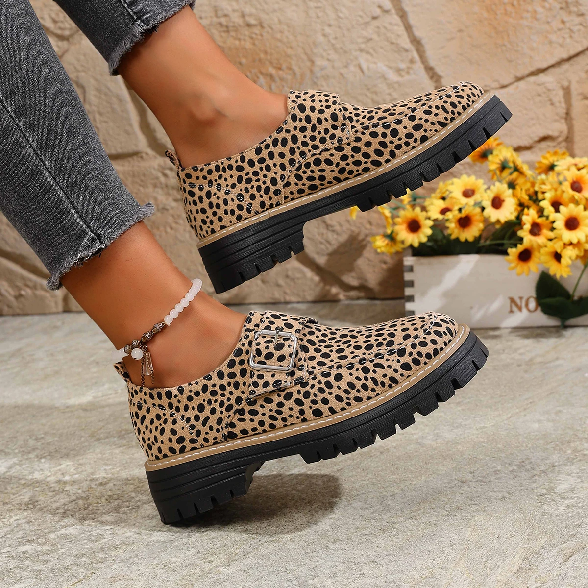 

2025 New Women Loafers Fashion Large Size Leopard Print Shoes Women British Style Flats Shoes Trendy Chunky Heel Sneakers Women