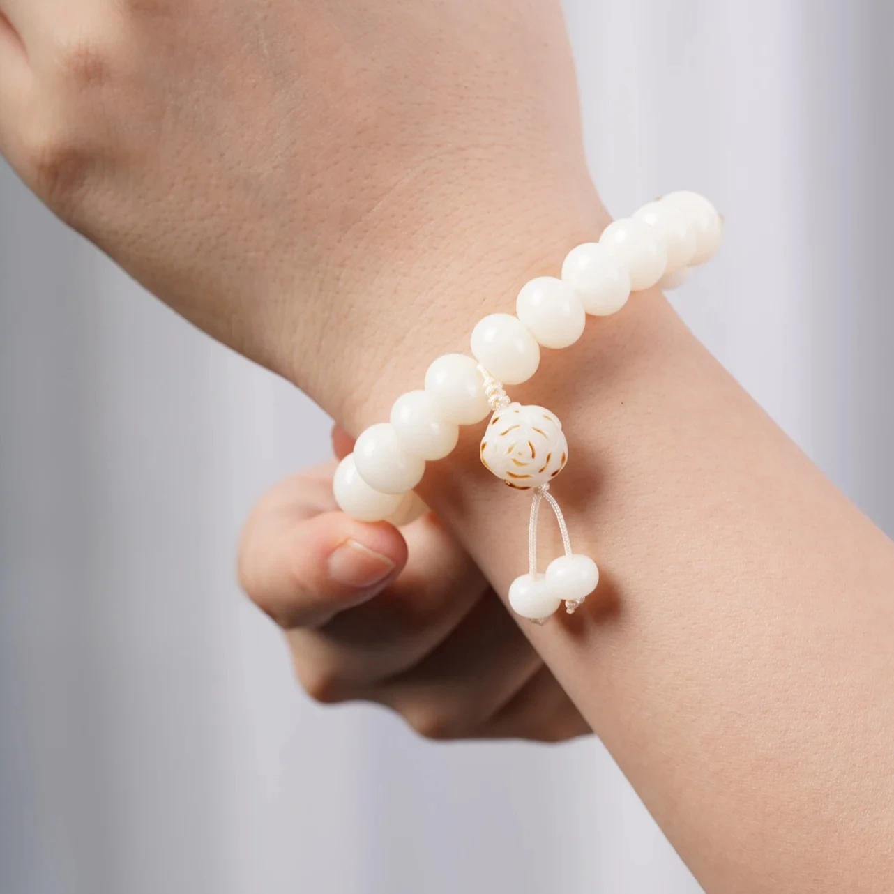 

Charcoal roasted cat claws bodhi bracelet Natural bodhi root girls all gift play white jade Bodhi cat bracelet