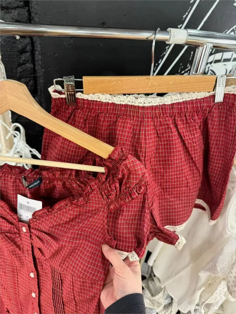 Set Celana Pendek Tank Ruffle Kotak-kotak Merah Kamisol Ramping Lipat Leher V Wanita + Celana Pendek Keringat Longgar Pakaian 2 Potong Rumah Antik Manis Lucu Baru