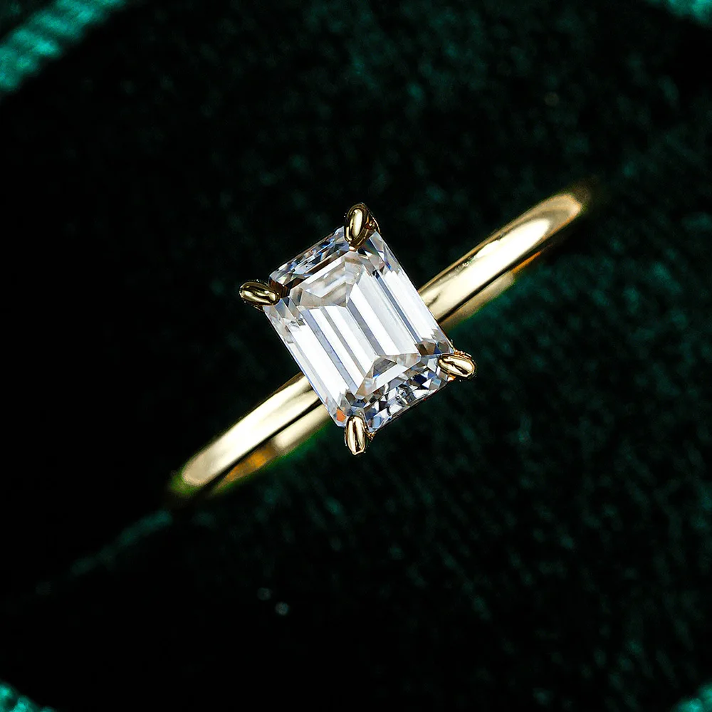 

Four Claw Ring, Emerald Rectangular 18K Gold Set with One Carat Moissanite Ring, Fashionable Platinum PT950 Diamond Jewelry