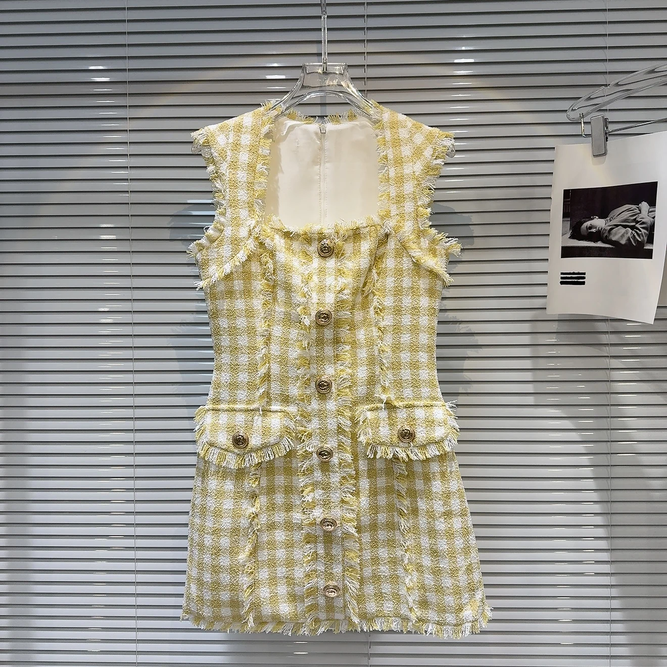 Neu eingetroffen im Sommer 2025, kariertes Tweed-Kleid mit Metallknöpfen und rohen Kanten, strahlender eleganter Socialite-Charm