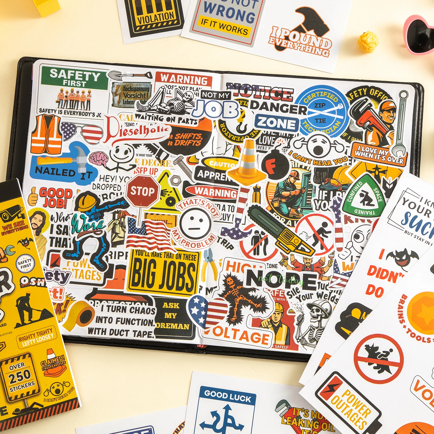 250+ Naklejek na Kask dla Dorosłych - Śmieszny Album z Naklejkami na Butelkę z Wodą, Kask, Samochody, Skrzynkę Narzędziową, Ciężarówkę, Motocykl