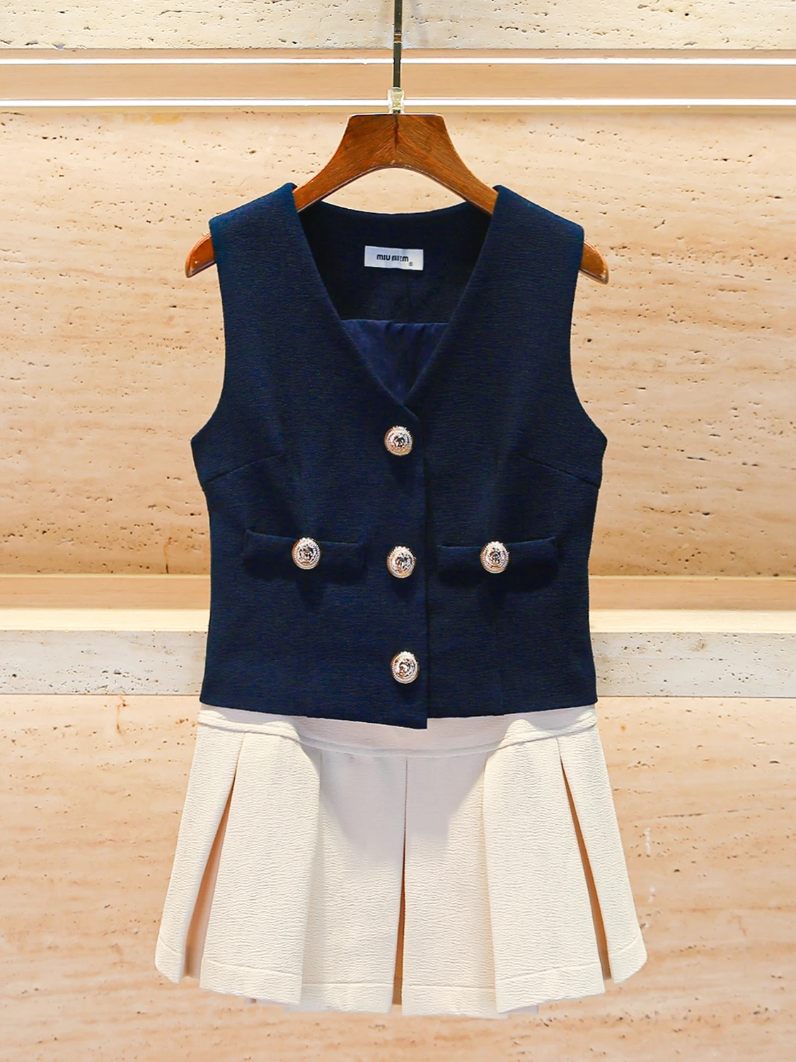 

South Oil High-End Women's Faion Set V-Ne Vest + Pleated Skirt Small Fraance Sle Spring Summer Outfit