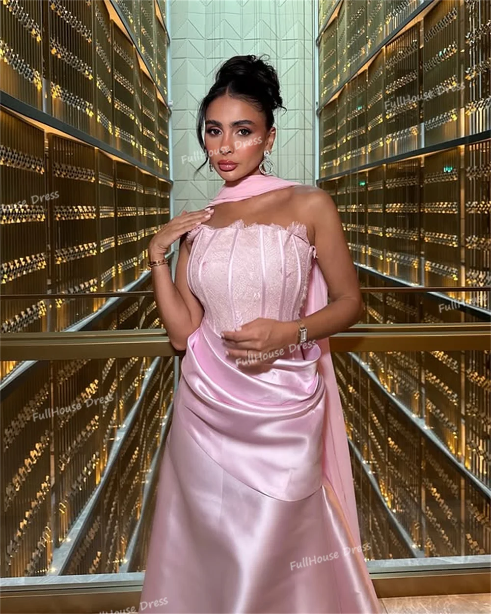 فستان سهرة أنيق مصنوع حسب الطلب بياقة قارب من الدانتيل وأربطة من الخلف وغمد مثير بطيات بطول الأرض فستان سعودي مع قطار