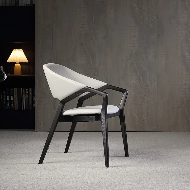 كرسي طعام، كرسي مريح ومستقر من الجلد الفاخر من الخشب الصلب في العصور الوسطى